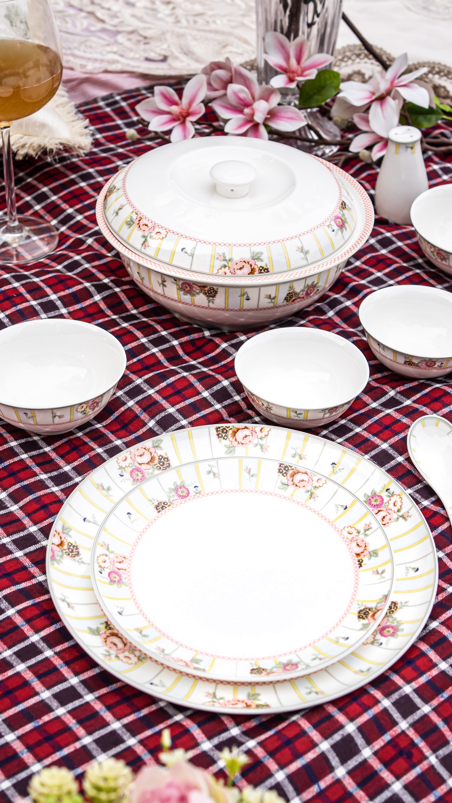 Elegant Floral Scalloped Serving Bowl Set (2-Piece)