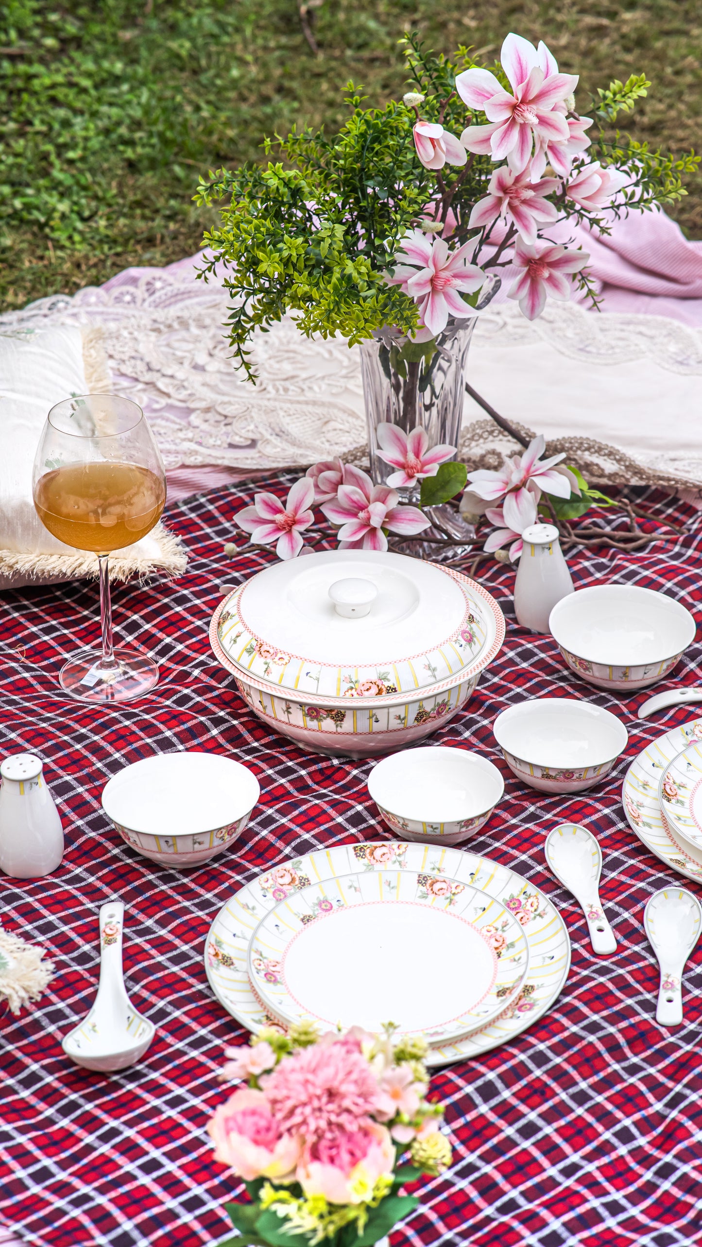 Elegant Floral Scalloped Serving Bowl Set (2-Piece)