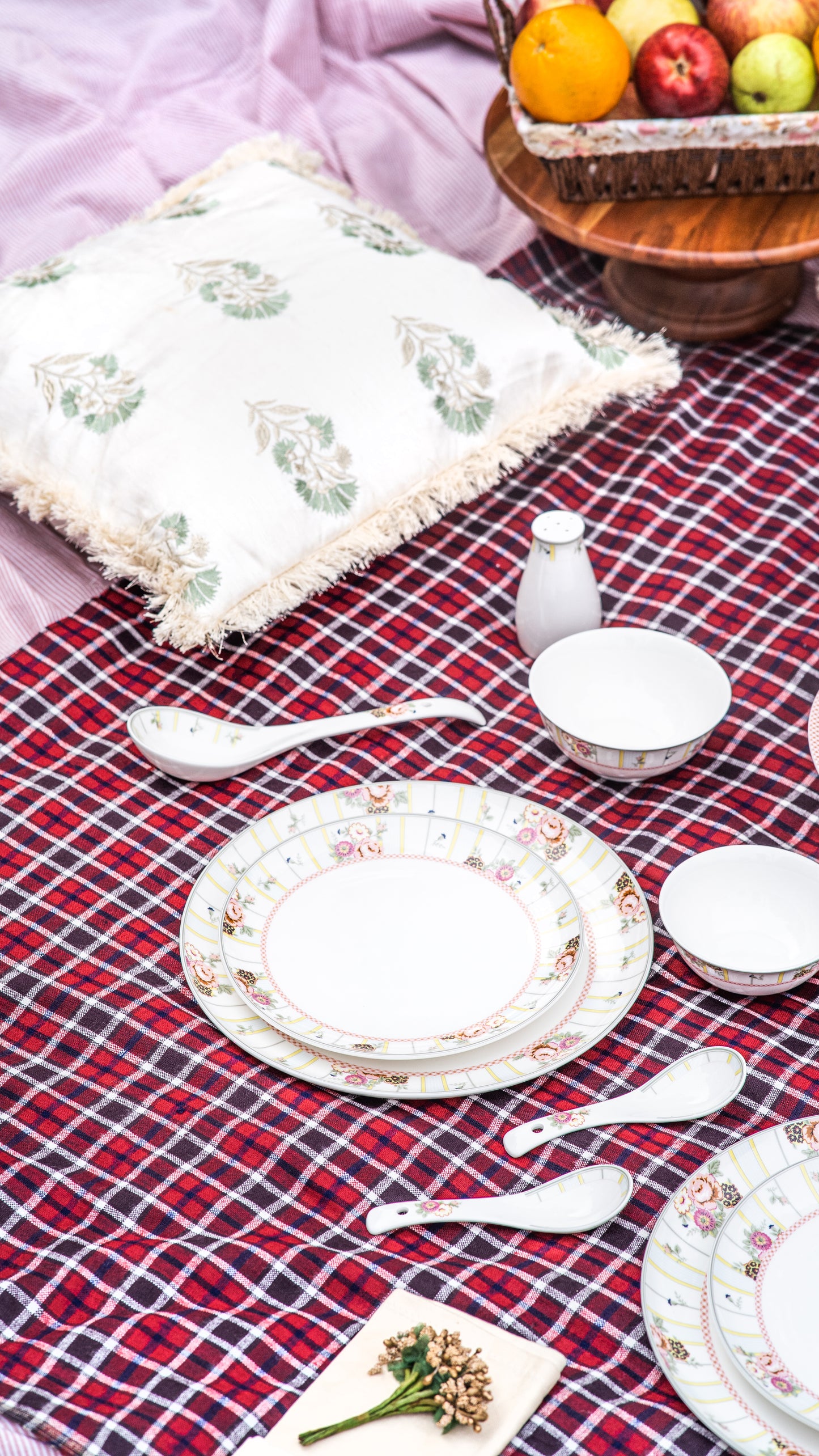 Elegant Floral Scalloped Serving Bowl Set (2-Piece)